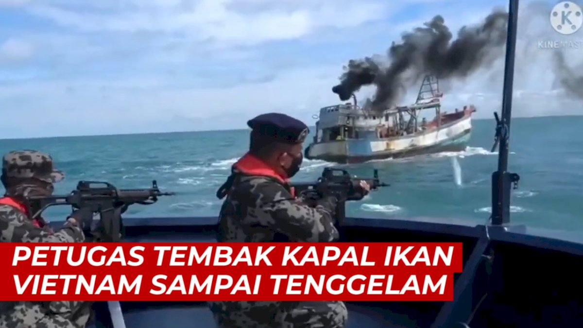 VIDEO: Detik-detik Petugas PSDKP Tembak Kapal Ikan Vietnam sampai Tenggelam