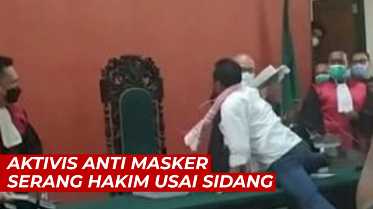VIDEO: Tak Terima Divonis 3 Tahun, Aktivis Anti Masker Serang Hakim
