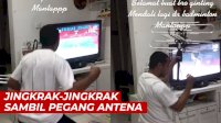 VIDEO: Aksi Kocak Bapak-bapak Pegang Antena Saat Tonton Pertandingan Greysia/Apriyani