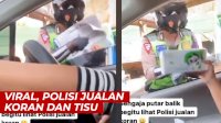 VIDEO: Viral, Polisi Berjualan Koran dan Tisu di Pinggir Jalan