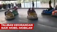 VIDEO: Kelompok Taliban Kegirangan Naik Mobil-mobilan di Wahana Mainan Anak