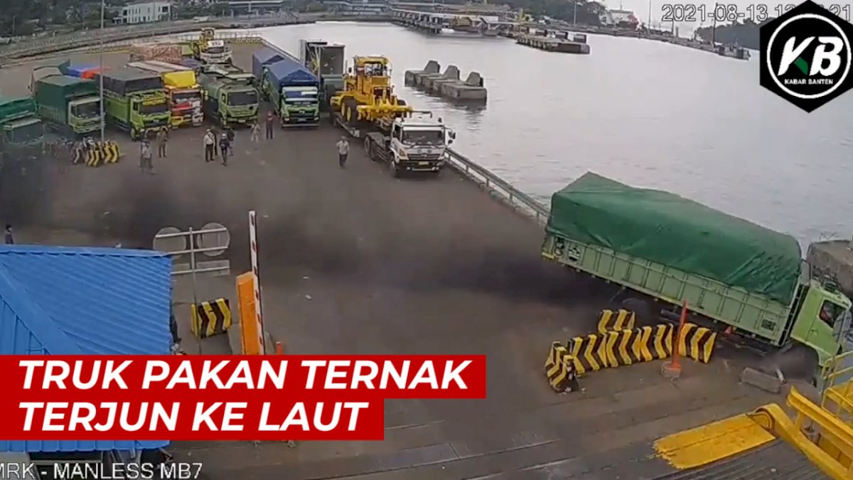 VIDEO: Detik-detik Truk Pakan Ternak Terjun ke Laut di Dermaga Pelabuhan Merak Banten