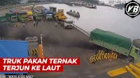 VIDEO: Detik-detik Truk Pakan Ternak Terjun ke Laut di Dermaga Pelabuhan Merak Banten