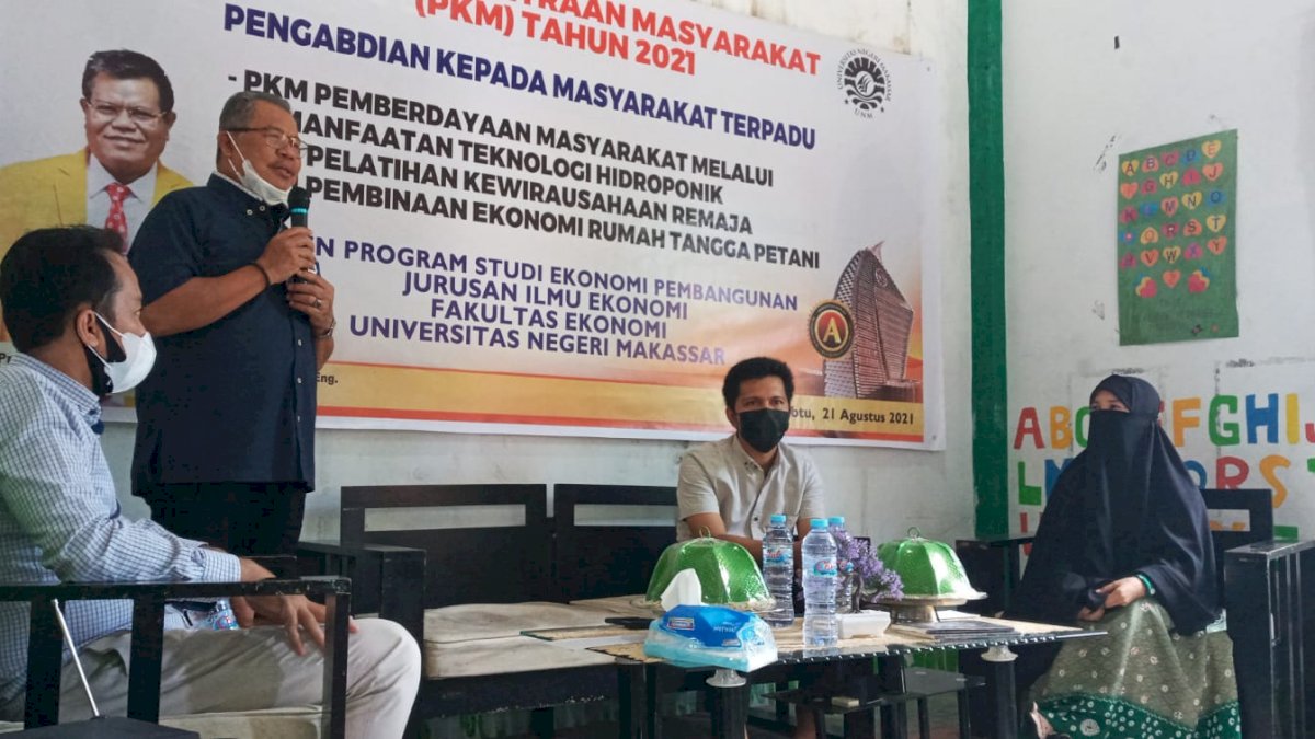 Dekan FEB Buka Pengabdian Terpadu Prodi Ekonomi Pembangunan di Moncongloe