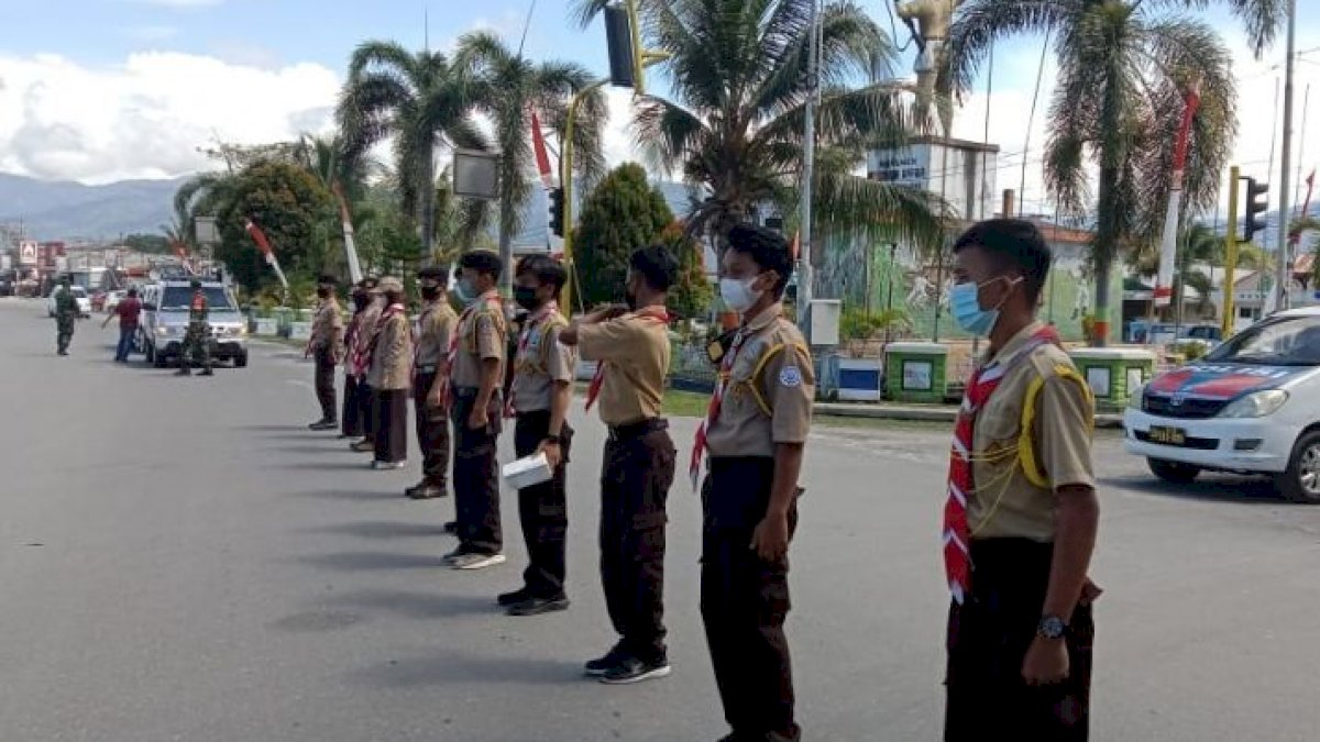 Terapkan Prokes, Pramuka Kwarcab Luwu Utara Bagi-bagi Masker Gratis Kepada Pengguna Jalan