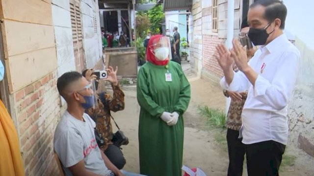 Jokowi Tinjau Vaksinasi Door to Door di Aceh