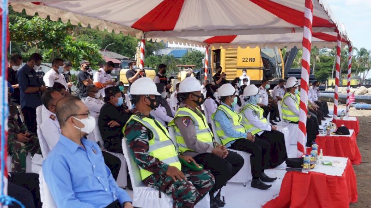 Pemasangan Tiang Pancang Pertama Masjid Terapung BJ Habibie Disaksikan Pimpinan DPRD