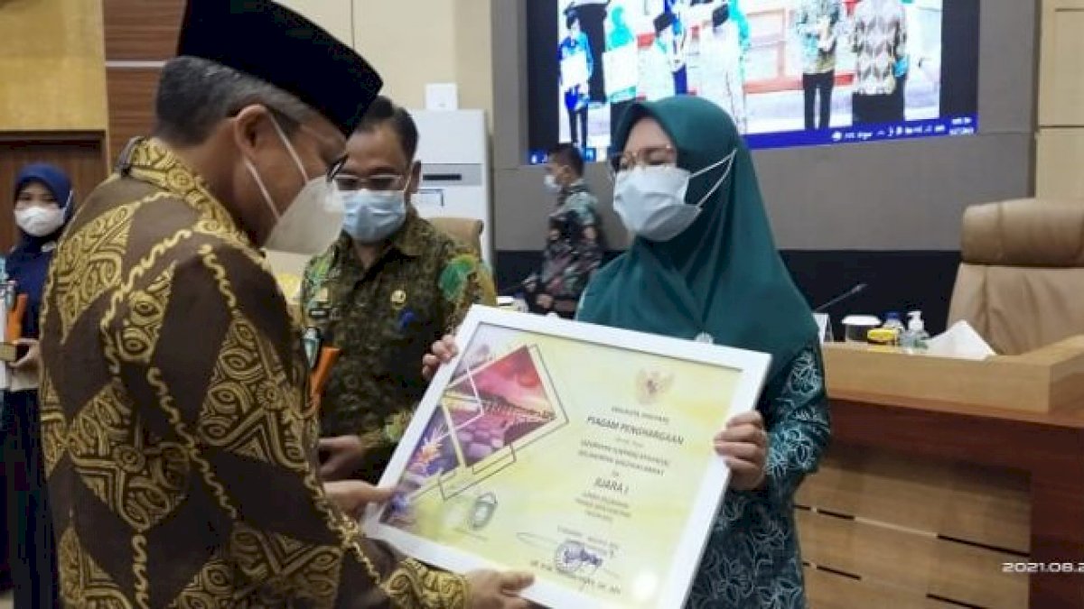 Taufan Pawe Serahkan Reward Kepada Pemenang Lomba Kelurahan Tingkat Kota