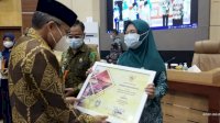 Taufan Pawe Serahkan Reward Kepada Pemenang Lomba Kelurahan Tingkat Kota