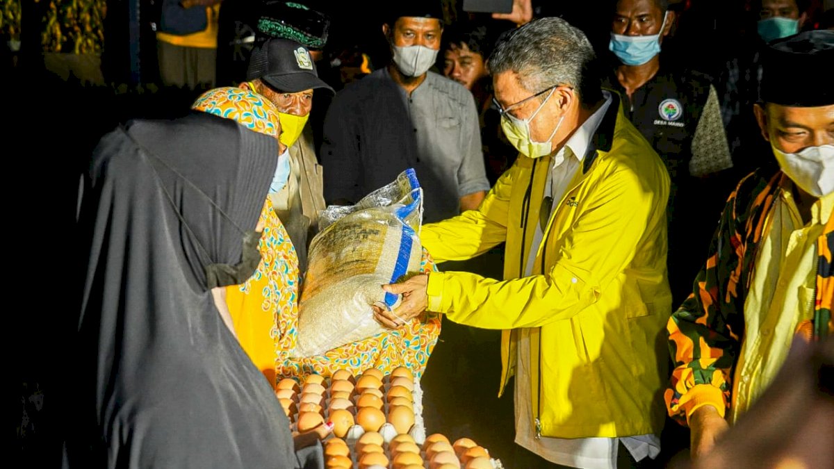 Malam-malam Taufan Pawe Bawa Bantuan ke Korban Banjir di Luwu