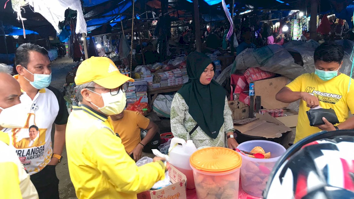 Ketua Golkar Sulsel Borong Jualan dan Traktir Warga di Pasar Lutra