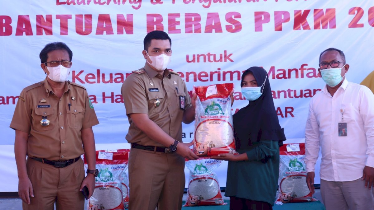 Wakili Bupati Takalar, Pj Sekda dan Kakanwil Bulog Sulselbar Salurkan Bantuan Beras Bagi Penerima PKH