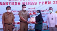 Wakili Bupati Takalar, Pj Sekda dan Kakanwil Bulog Sulselbar Salurkan Bantuan Beras Bagi Penerima PKH