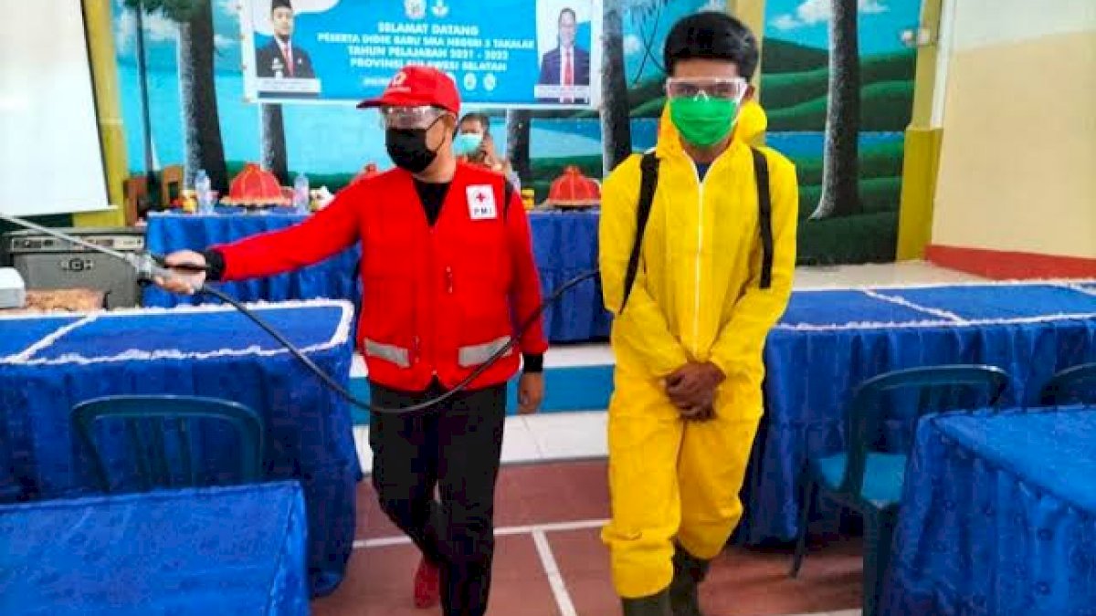 Persiapan Sekolah Tatap Muka, Wabup Takalar Pantau Penyemprotan Disinfektan di Sejumlah SMA