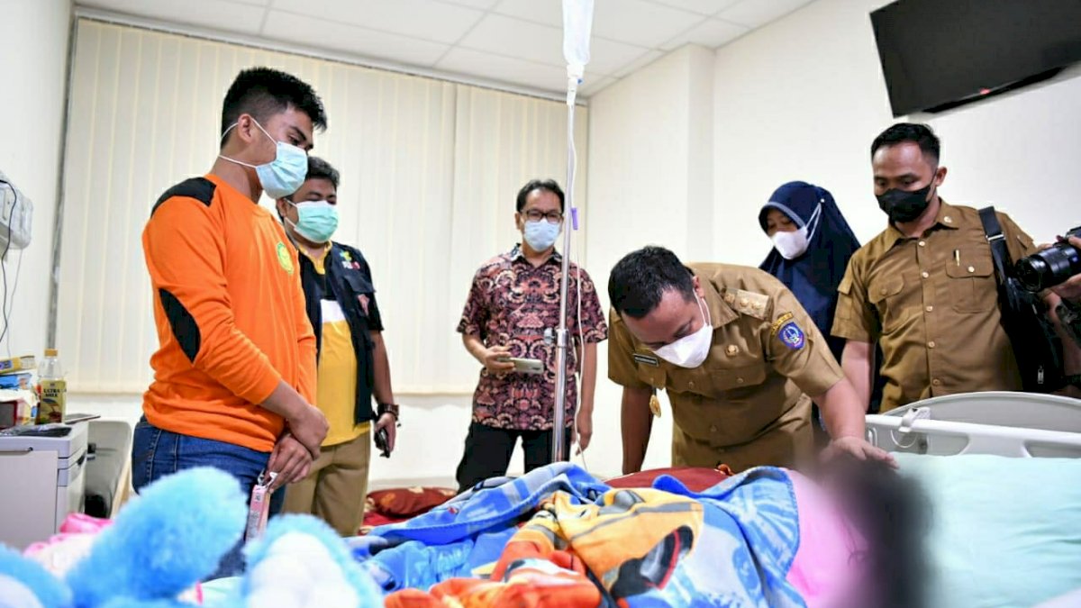 Plt Gubernur Sulsel Jenguk Bocah Korban Penganiayaan Orang Tua di Gowa