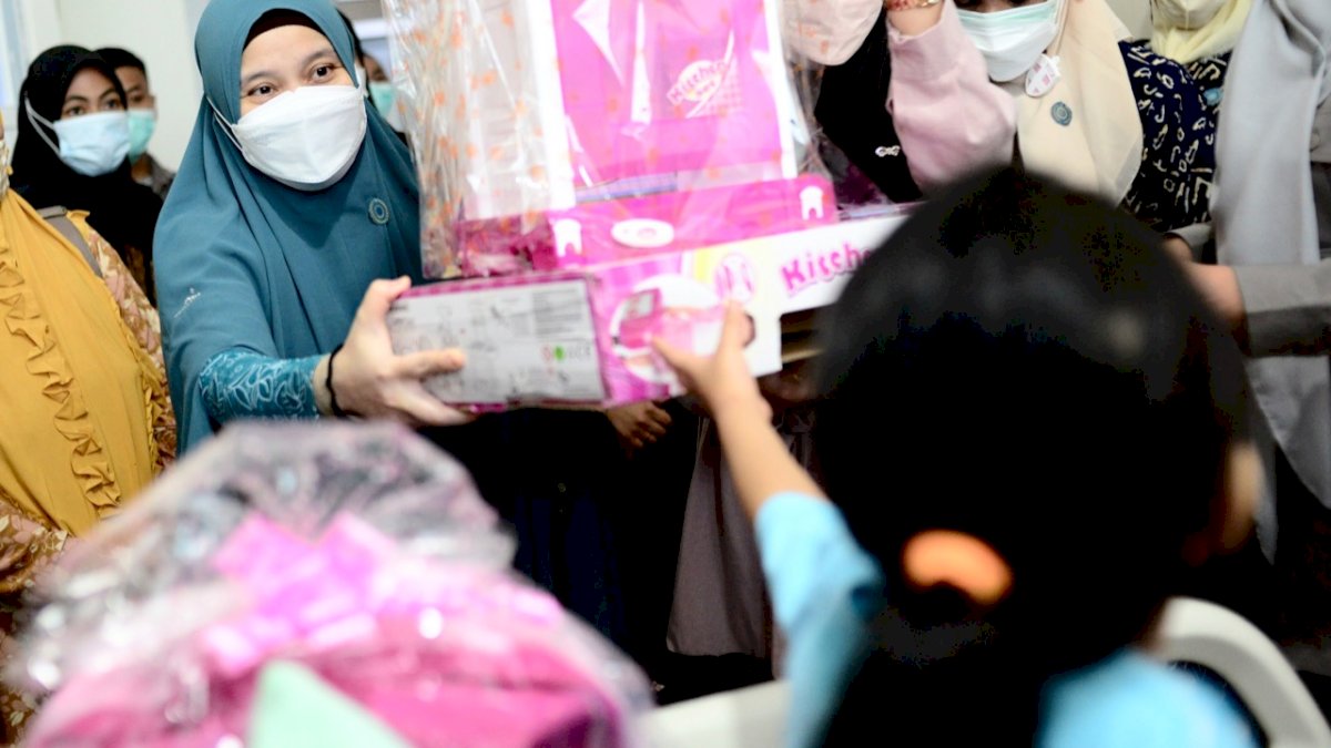 Bantu Pulihkan Kondisi Psikologi Anak Korban Penganiayaan di Gowa, Naoemi Octarina Bawakan Aneka Hadiah