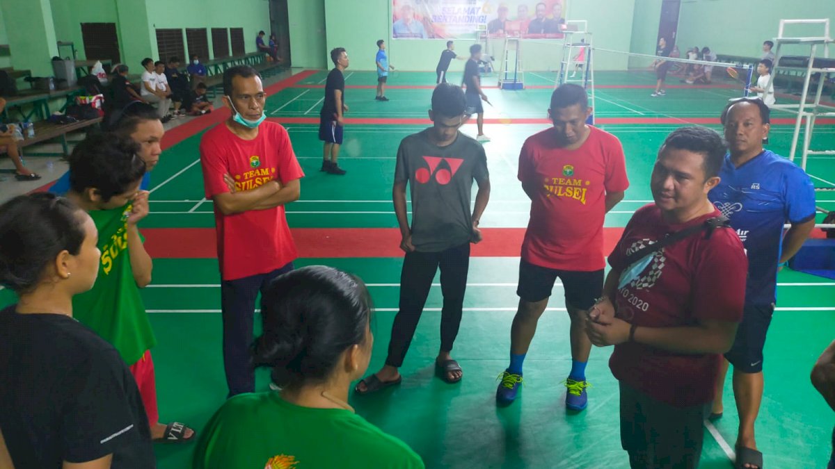 Wakil Rektor UNM Pimpin Tim Bulutangkis Sulsel ke PON XX Papua