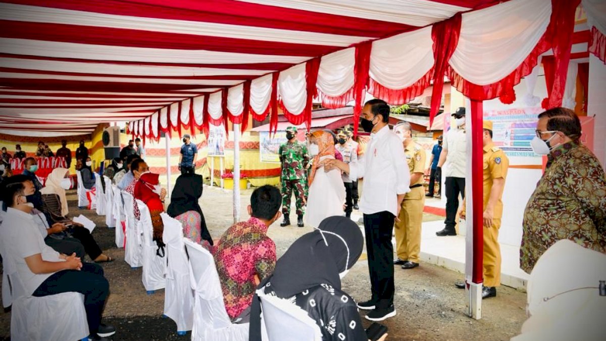 Presiden Joko Widodo Tinjau Vaksinasi Covid-19 di Kabupaten Wajo