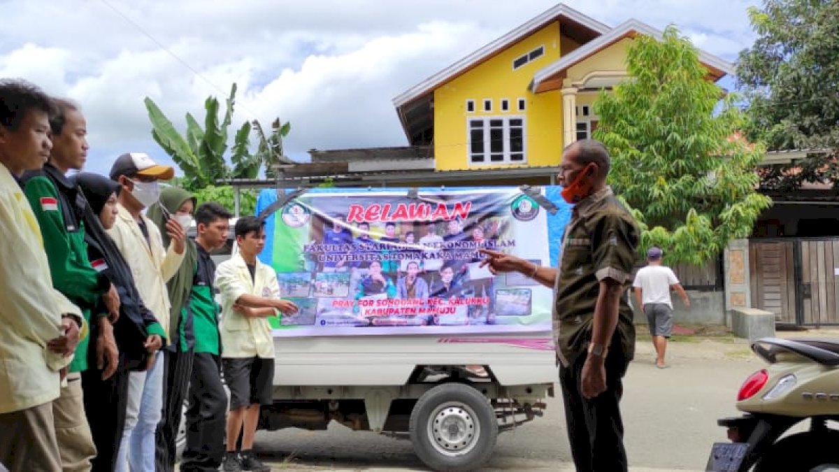 Relawan FSEI UNIKA Serahkan Bantuan 50 Paket Sembako Korban Banjir dan Longsor di Mamuju