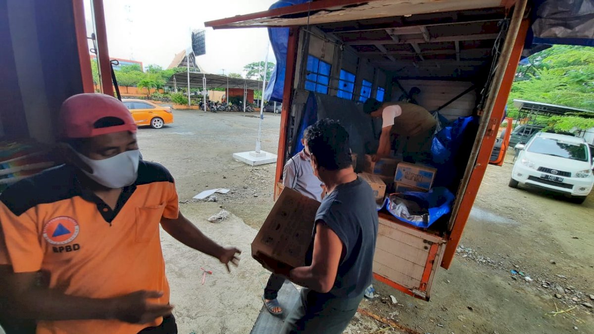 BPBD Sulsel Salurkan Bantuan Logistik Bagi Korban Banjir di Wajo dan Bone