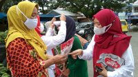 HUT ke-76, PMI Sinjai Bagi-bagi Masker untuk Warga di Pasar Sentral