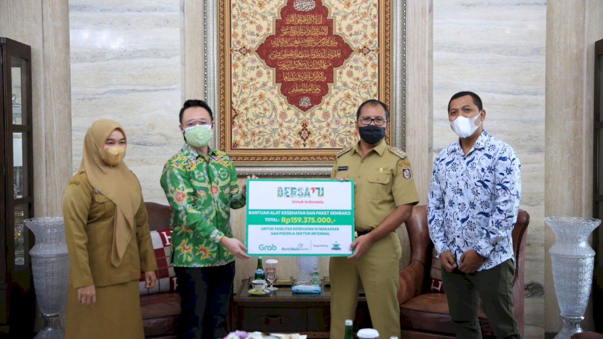 Grab Indonesia Serahkan Bantuan Alkes ke Wali Kota Makassar Danny Pomanto