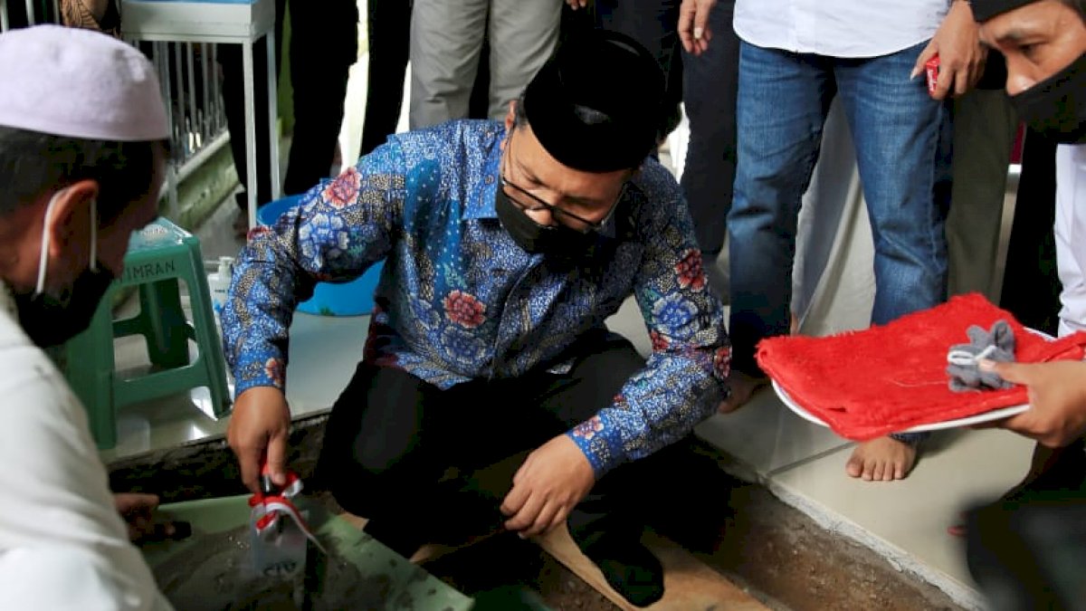 Wali Kota Danny Letakkan Baru Pertama Pembangunan Shelter Masjid Al Muttaqin