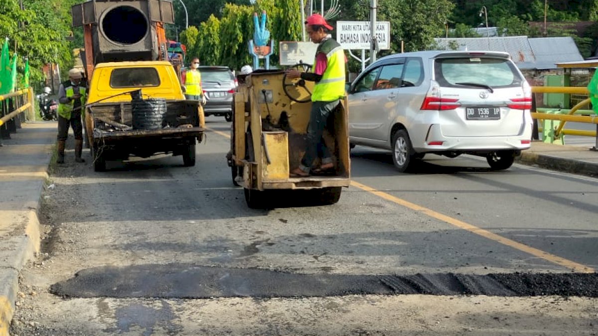 Tambal Joint Jembatan Sumpang, Taufan Pawe : Perbaikan Ruas Jalan Jadi Perhatian Pemerintah