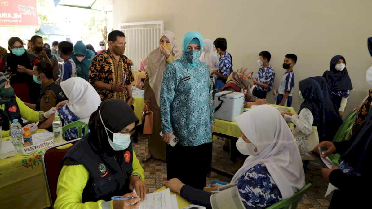 Persiapan Pembelajaran Tatap Muka, Ketua TP PKK Kota Makassar Tinjau Pelaksanaan Vaksinasi
