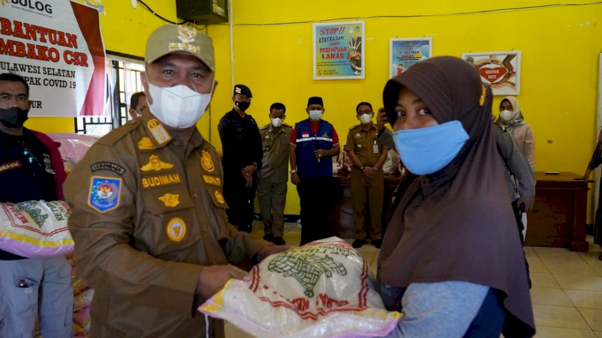 Bupati Luwu Timur Pimpin Penyerahan CBP Pemprov Sulsel untuk Warga Terdampak COVID-19