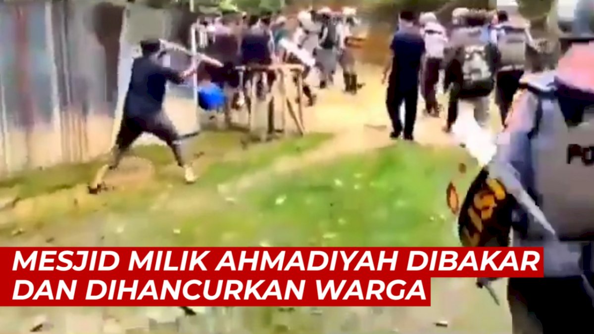 VIDEO: Masjid Milik Ahmadiyah Dibakar dan Dihancurkan Warga