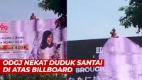 VIDEO: Bikin Heboh, ODGJ Nekat Duduk Santai di Atas Billboard