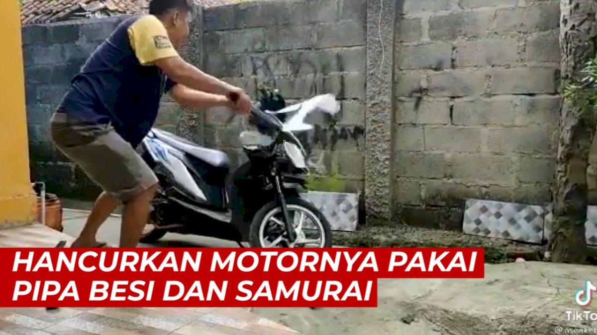 VIDEO: Viral, Pria Ini Hancurkan Motornya Pakai Pipa Besi dan Samurai