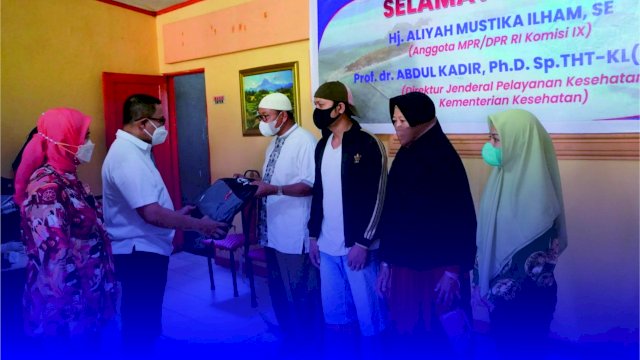 Anggota DPR RI Aliyah Mustika Gandeng Dirjen Yankes Prof Abdul Kadir  Tinjau Vaksinasi di Selayar. Ist