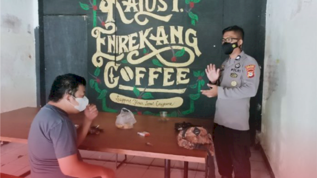 Binmas Polres Enrekang Datangi Kedai Kopi Gajah Melo. Ist