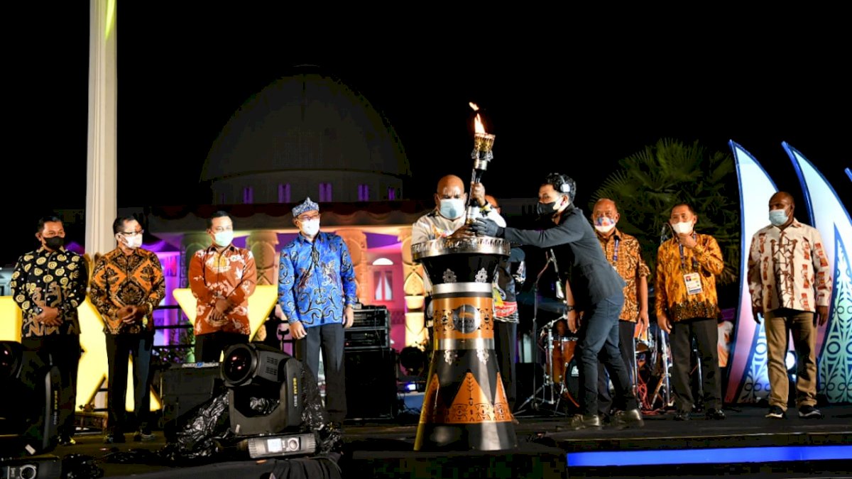 Andi Sudirman Dampingi Lukas Enembe Sulutkan Api Obor Tanda Dimulainya PON XX Papua