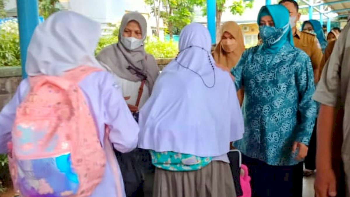 Simulasi PTM, Ketua TP PKK Kota Makassar, Tinjau SMP Athirah Bukit Baruga Antang
