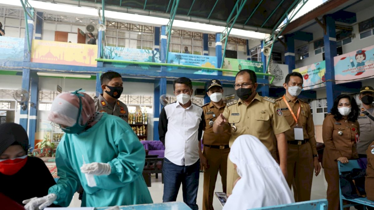 Simulasi PTM SMP 6 Makassar, Danny Pastikan Semua Pelajar Sehat