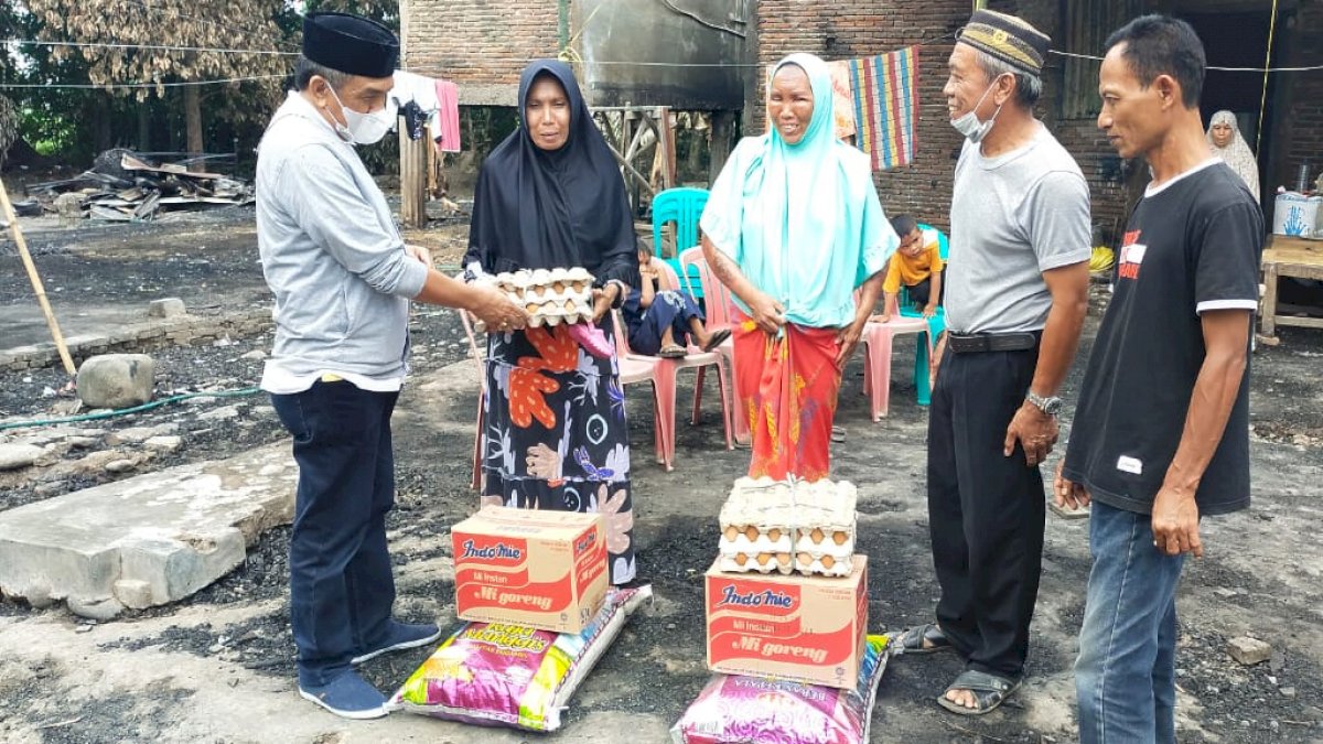 Fahruddin Rangga Santuni Korban Kebakaran di Galesong
