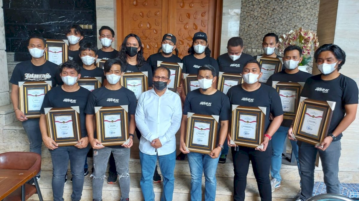 Danny Beri Penghargaan Kepada Unit Jatanras Polrestabes yang Berhasil Ungkap Kasus Pencurian di Balaikota