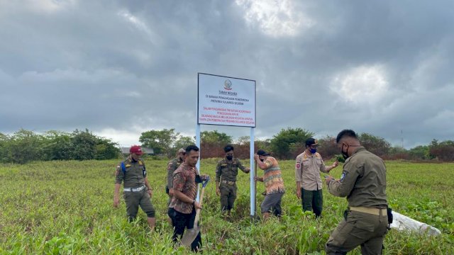 Pemasangan Papan Bicara Aset Milik Negara di Tanah Tumbuh Daerah Binangan, Barombong, Kecamatan Tamalate, Kota Makassar, Kamis, (14/10/2021).
