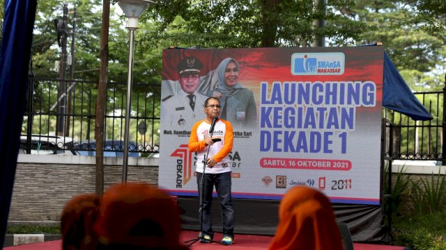 Wali Kota Makassar Danny Pomanto Menyampaikan Sambutannya Pada Launching Dekade Pertama IKA SMANSA di Halaman Depan Rumah Jabatan Wali Kota Makassar Jalan Penghibur, Sabtu 16/10/2021. (Dok.Ist)