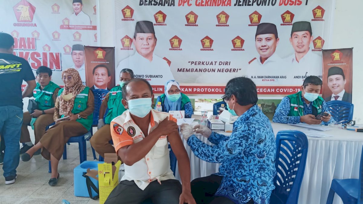 Dapat Uang Transpor, Ratusan Warga Hadiri Vaksinasi Gerindra Jeneponto