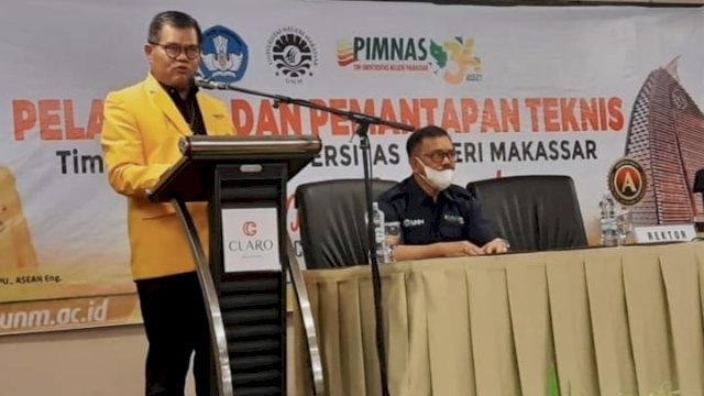 Rektor Universitas Negeri Makassar (UNM) Prof Husain Syam, memberikan motivasi kepada tim Pekan Ilmiah Mahasiswa Nasional (Pimnas) pada Pelatihan dan Pemantapan Teknis Tim PIMNAS UNM yang di gelar di Hotel Claro, Senin 18/10/2021 (Ist)