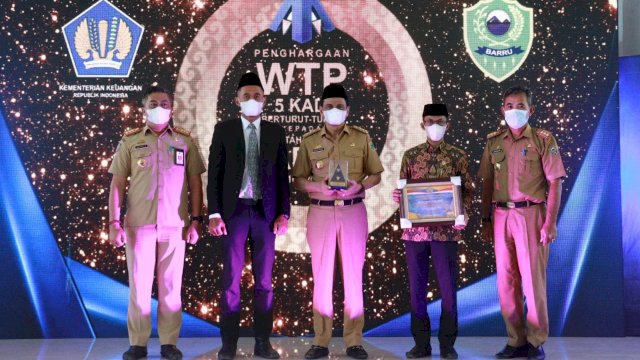 Bupati Barru Suardi Saleh saat menerima penghargaan Wajar Tanpa Pengecualian (WTP). (Ist)