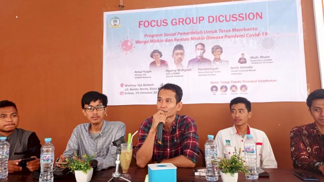 Ketua Karang Taruna Sulsel Harmansyah saat hadir sebagai narasumber di FGD KAMMI Makassar. (Sulselsatu. Asrul)