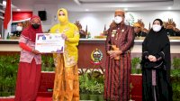 HUT ke-352 Sulsel, Pemprov Sulsel Serahkan Santunan Bagi Anak Yatim-Piatu Korban Covid-19