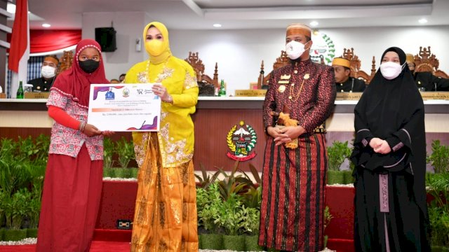 Penyerahan Santunan Kepada Anak Yatim-piatu Korban Covid 19 disaksikan oleh Plt Gubernur Sulsel Andi Sudirman Sulaiman dan Ketua DPRD Sulsel Andi Ina Kartika Sari pada momentum puncak peringatan hari jadi Sulsel ke-352 yang digelar di Kantor DPRD Provinsi Sulsel, Selasa 19/10/2021 (Ist)