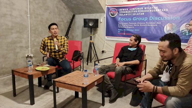 Mantan Ketua KNPI Imran Eka Saputra menjadi narasumber FGD. (Asrul/Sulselsatu)