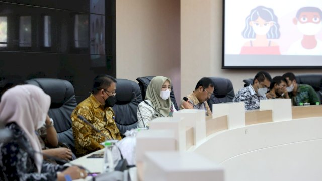 Wawali Makassar Fatmawati Rusdi menghadiri rapat koordinasi optimalisasi fungsi penanganan kesehatan pada posko covid-19 tingkat kelurahan di ruang sipakatau kantor Balaikota Makassar, Kamis 21/10/2021 (Ist)
